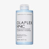 Eine blaue 250-ml-Flasche N°4C Bond Maintenance Clarifying Shampoo von OLAPLEX vor weißem Hintergrund.