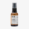 Eine braune Flasche Vitamin C Brightening Serum mit schwarzer Pumpe und weißem Etikett, 30 ml.