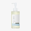 Transparente Flasche des 1025 Dokdo Cleansing Oil von Round Lab mit Pumpspender auf weißem Hintergrund.