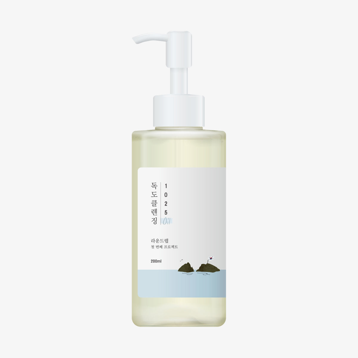Transparente Flasche des 1025 Dokdo Cleansing Oil von Round Lab mit Pumpspender auf weißem Hintergrund.