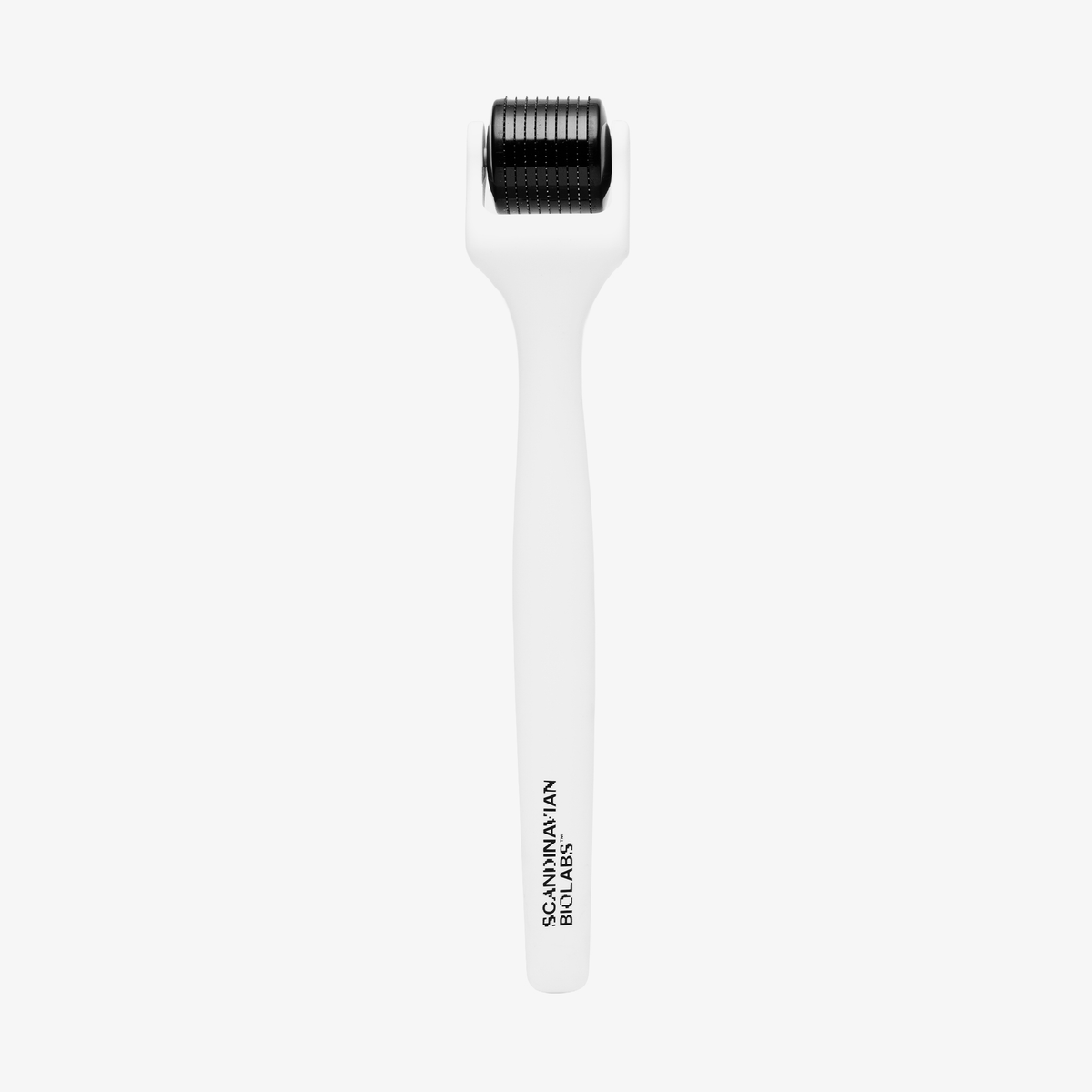 Der Scalp Activation Derma Roller von Scandinavian Biolabs ist ein weißer Dermaroller mit schwarzen Mikronadeln und dem Namen der Marke auf dem Griff.