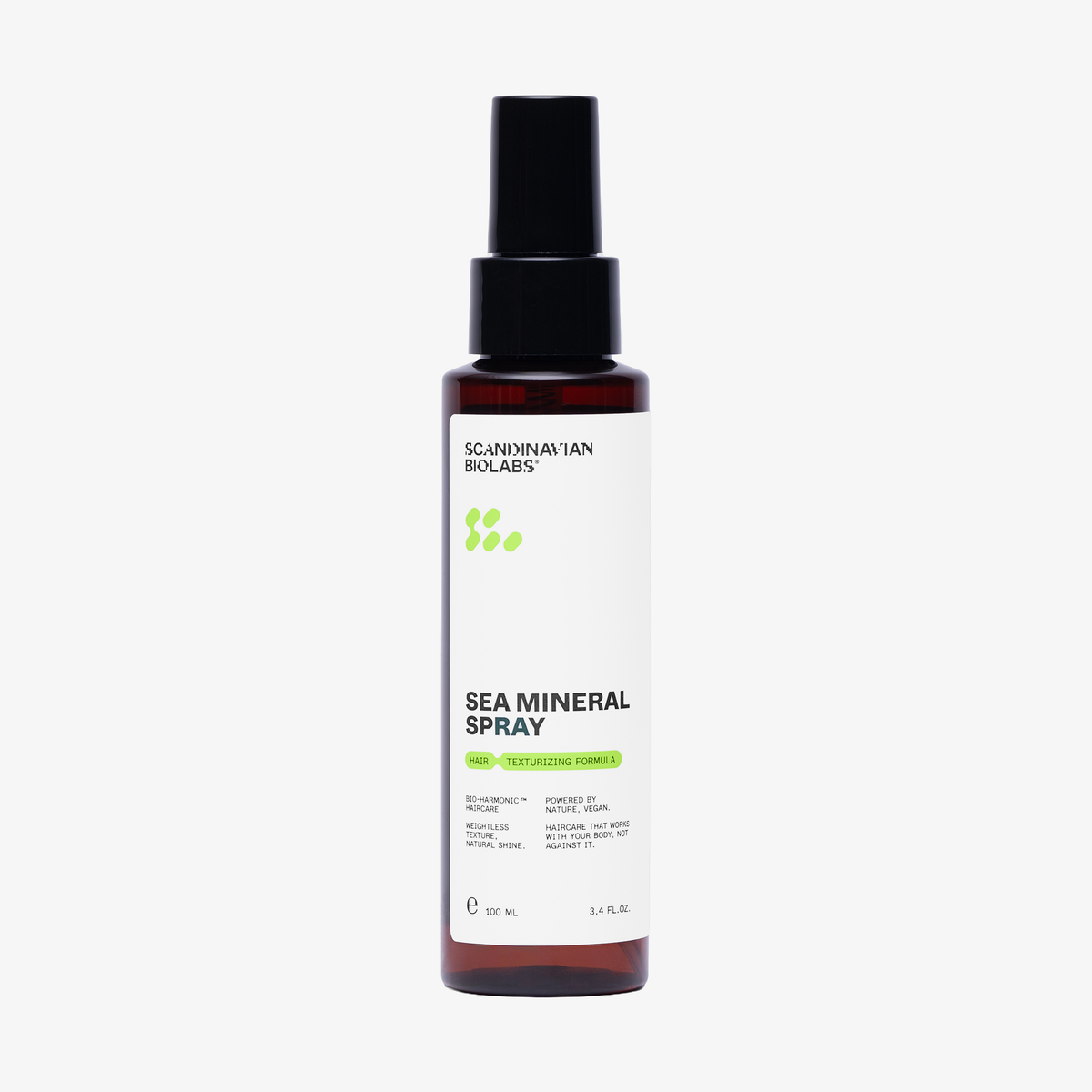 Eine braune Flasche Scandinavian Biolabs Sea Mineral Spray mit einem weißen und grünen Etikett auf weißem Hintergrund.