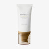 Eine weiß-goldene Tube Madagascar Centella Air-Fit Sonnencreme Light, aufrecht stehend.