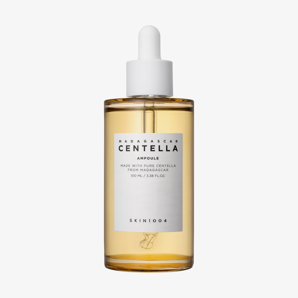 Eine durchsichtige 100ml Tropfflasche mit der Aufschrift „Madagascar Centella Ampoule“ und einer gelben Flüssigkeit darin.