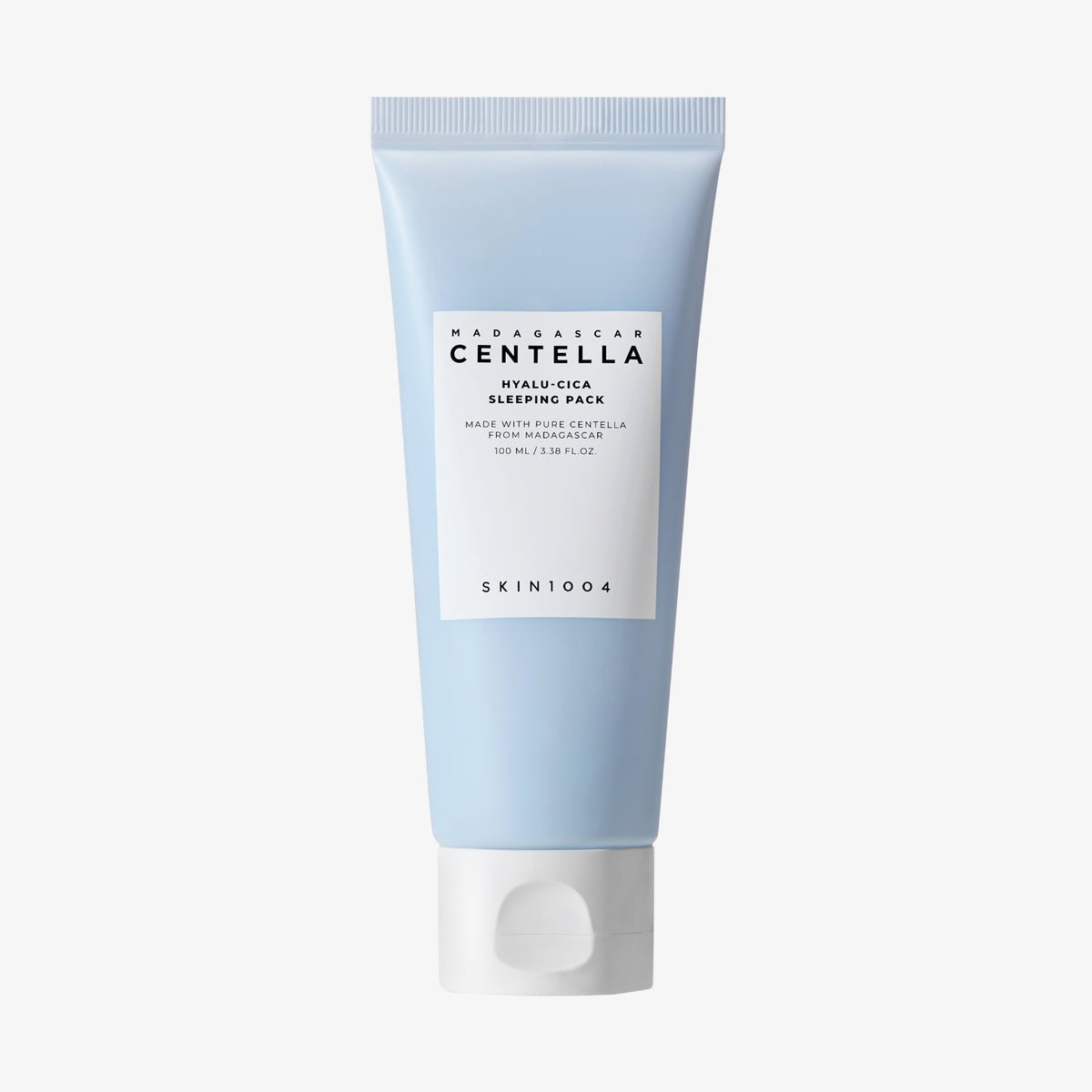 Vor einem weißen Hintergrund ist eine hellblaue Tube Madagascar Centella Hyalu-Cica Sleeping Pack abgebildet.