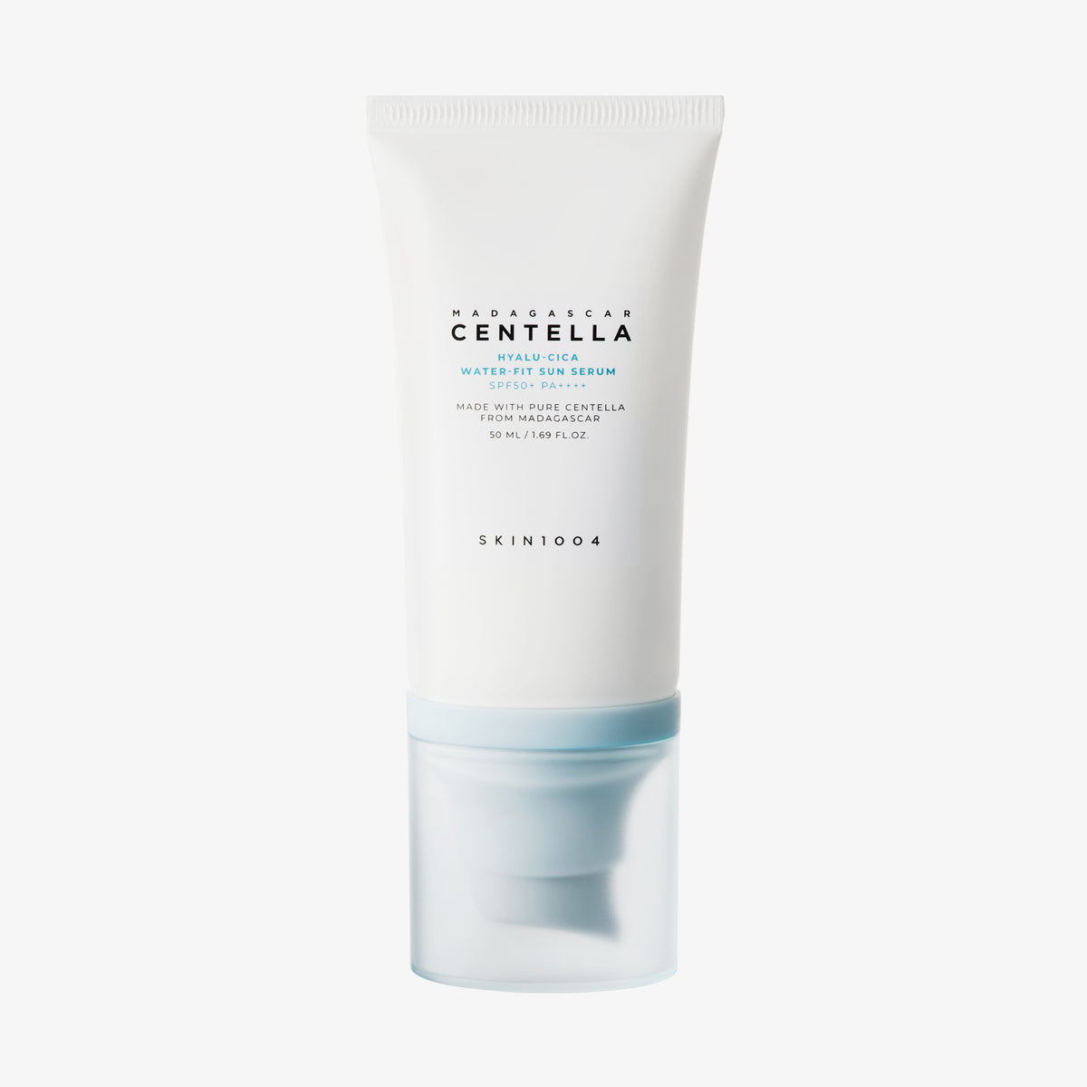 Eine weiße Tube Madagascar Centella Hyalu-Cica Water-Fit Sun Serum auf einem weißen Hintergrund.