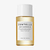 Flasche des Skin1004 Centella Light Cleansing Oil (30 ml) mit goldfarbener Flüssigkeit und schlichtem weißen Etikett auf hellem Hintergrund.