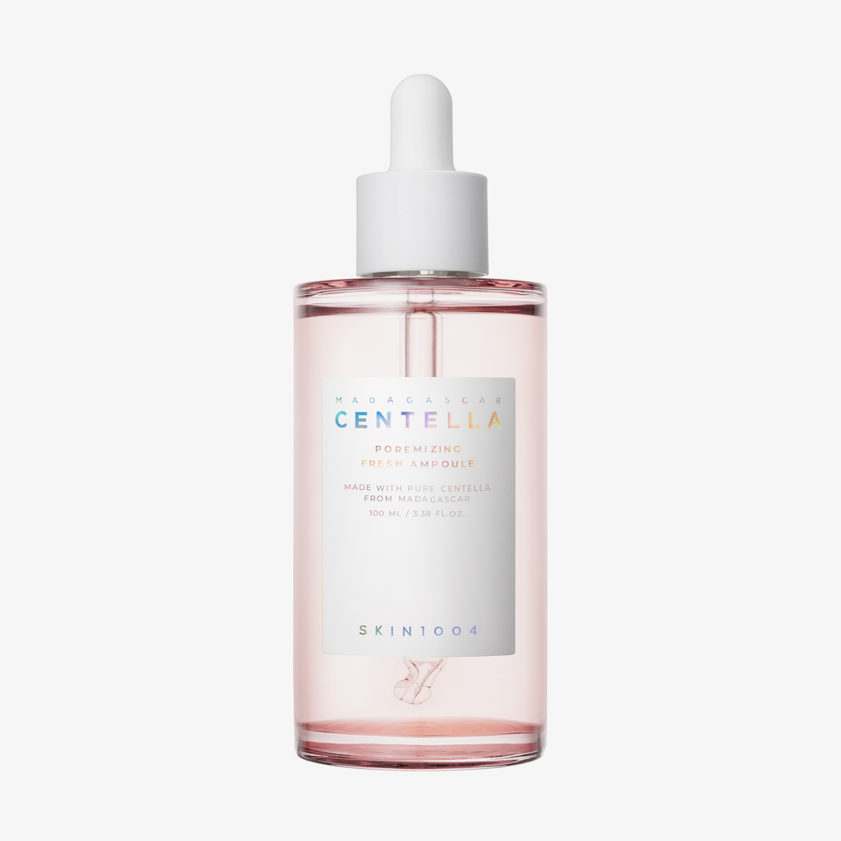 Eine transparente Tropfflasche SKIN1004 Madagascar Centella Poremizing Fresh Ampoule enthält eine hellrosa Flüssigkeit.