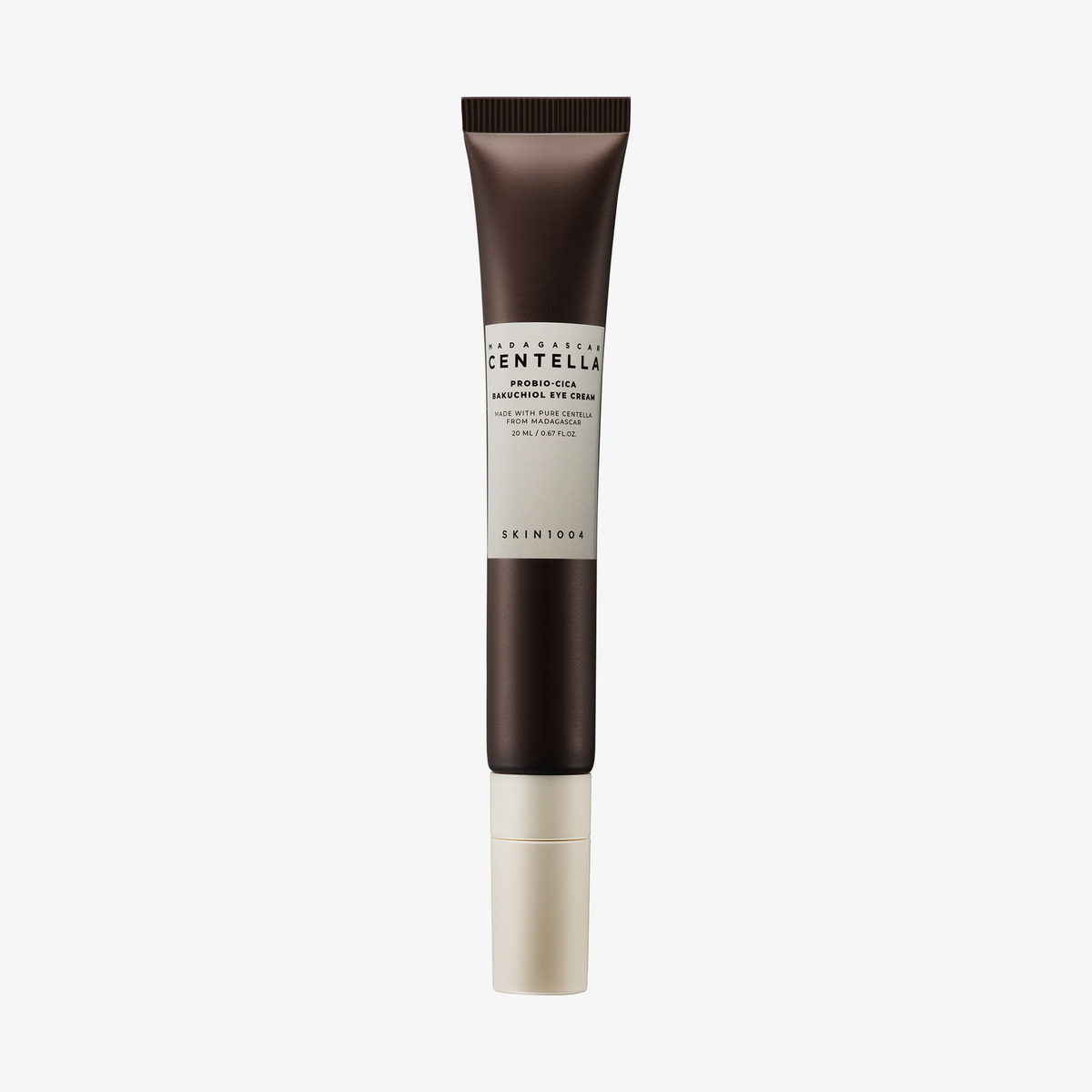 Eine dunkelbraune Tube SKIN1004 Madagascar Centella Probio-Cica Bakuchiol Eye Cream ist auf weißem Hintergrund abgebildet.