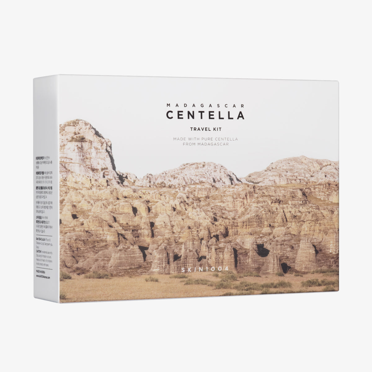 Auf einer Schachtel mit der Aufschrift „Madagascar Centella Travel Kit“ ist ein Bild der felsigen Landschaft Madagaskars abgebildet.