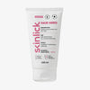 Weiße 150-ml-Tube der Hair Hero-Haarmaske mit rosa und schwarzem Text und Symbolen auf der Vorderseite.