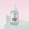 Eine blaue Serumflasche mit Skinlick Neuropeptide Pure Shot 5% steht auf einer weißen Fläche vor einem rosa Hintergrund.