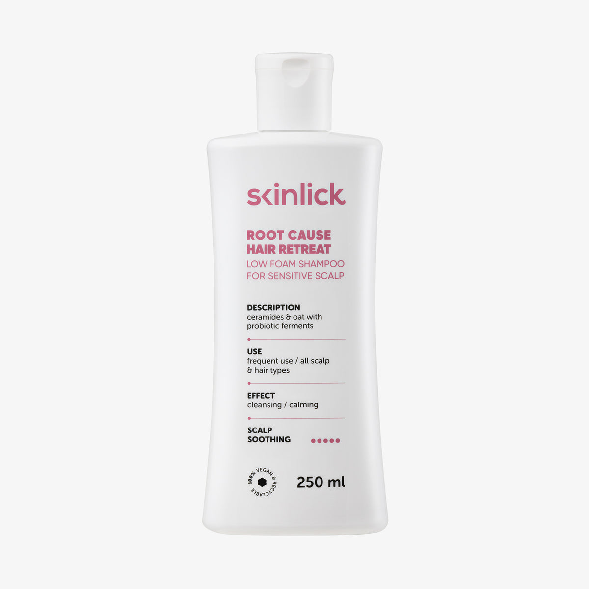 Eine weiße 250-ml-Flasche Root Cause Hair Retreat Shampoo für empfindliche Kopfhaut, beschriftet mit Produktdetails.