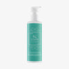 Eine weiße Pumpflasche Clarion 2 % BHA Cleanser mit blaugrünem Etikett und weißem geometrischem Design.