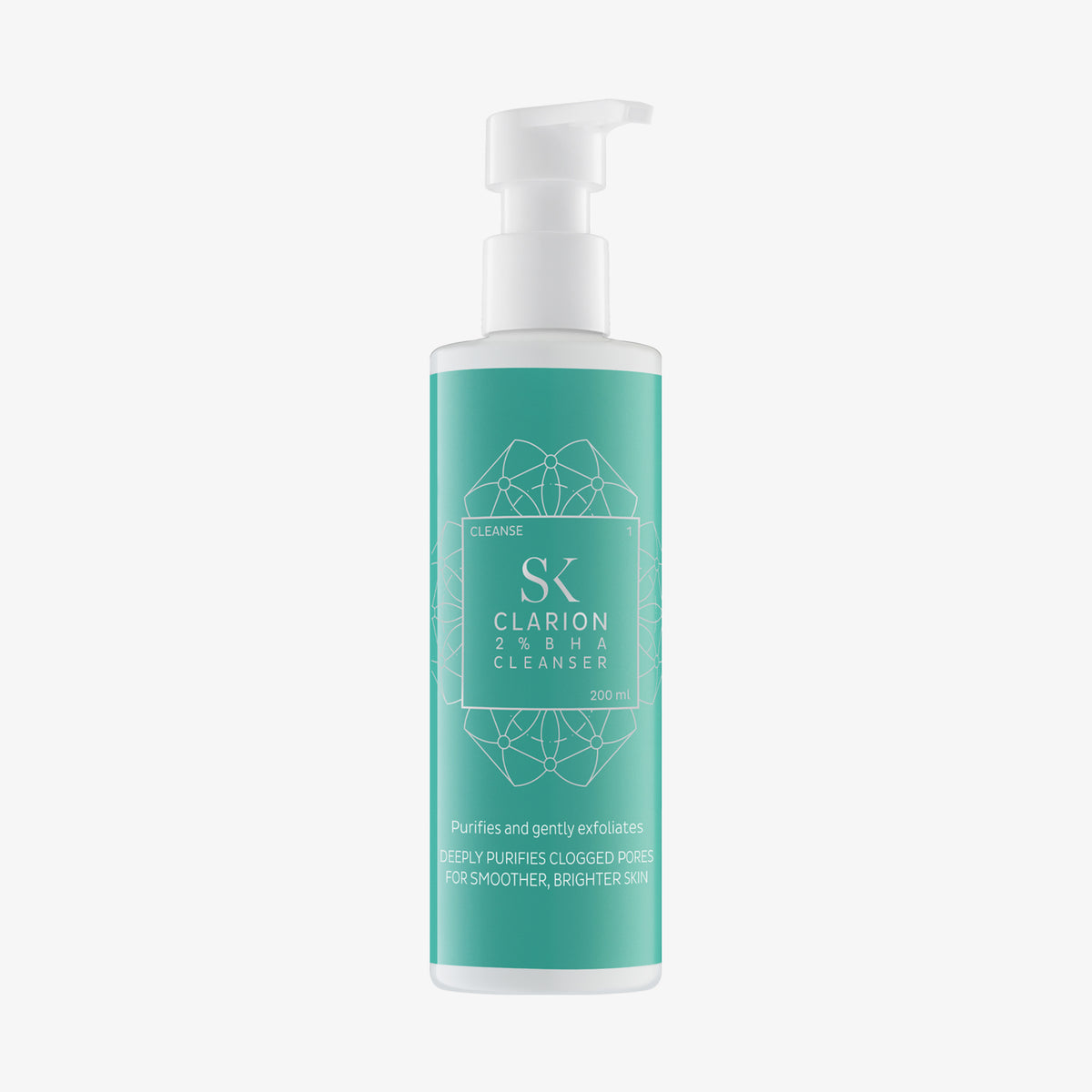 Eine weiße Pumpflasche Clarion 2 % BHA Cleanser mit blaugrünem Etikett und weißem geometrischem Design.