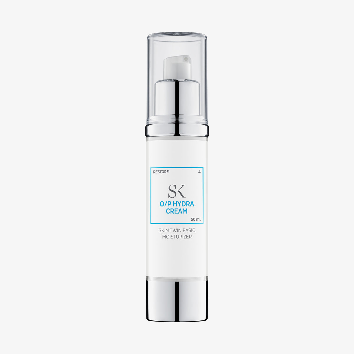 Weiße, zylindrische Flasche mit Pumpspender der SK O/P Hydra Cream, einem feuchtigkeitsspendenden Basic-Moisturizer, vor hellem Hintergrund.