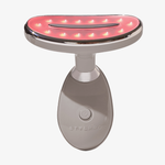 Der STYLPRO LED Face & Body Smoother ist ein handgehaltenes Schönheitsgerät mit einem leuchtenden roten Licht und einer Einschalttaste auf der Vorderseite.
