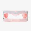 Das Bild zeigt die stylische LED-Lichttherapiebrille in Rosa von STYLPRO mit integrierten roten LEDs zur Anwendung rund um die Augenpartie.