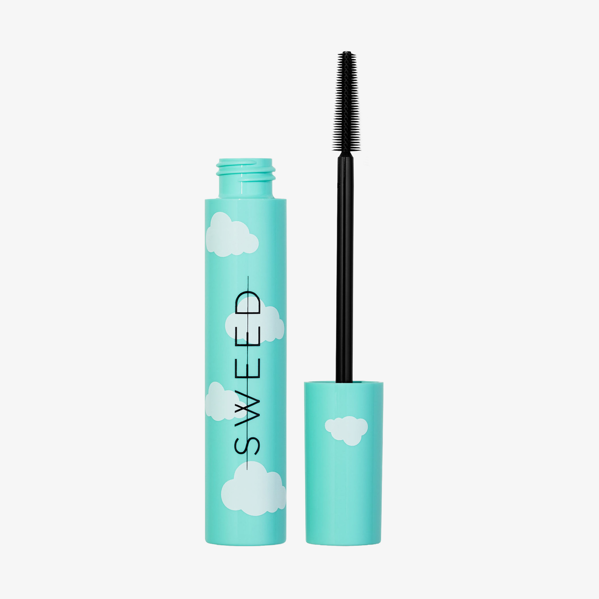Eine türkisfarbene „Cloud Mascara“-Tube von SWEED mit weißen Wolken und schwarzem Applikator, abgebildet auf weißem Hintergrund.