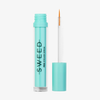 Eine türkisfarbene Tube des SWEED Wimpernwachstumsserums mit dem dazugehörigen Applikator, vor einem weißen Hintergrund.