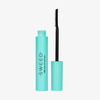 Eine türkisfarbene Tube der SWEED Lash Lift Mascara, aus der der Applikator mit Bürste und Kamm herausragt.