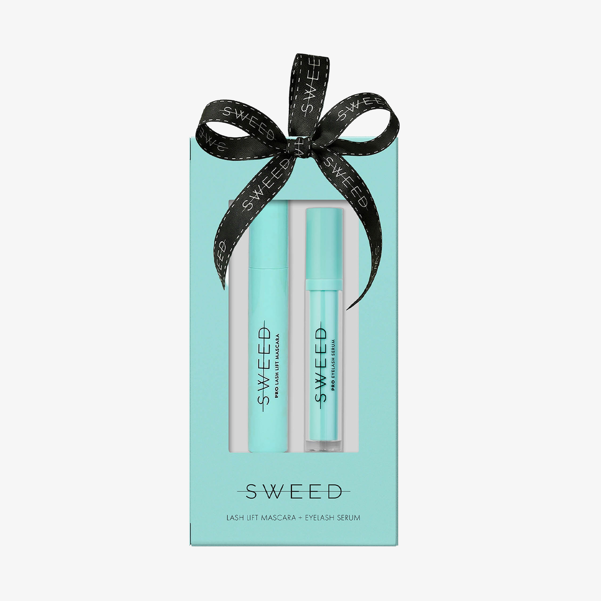 Eine türkisfarbene SWEED-Schachtel mit zwei Tuben, die mit einem schwarzen Band zusammengebunden ist. Aufschrift: Lash Lift Power Duo – Lash Lift Mascara Black + Wimpernwachstumsserum 3 ml.