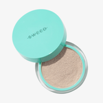 Ein türkisfarbener Behälter mit „SWEED Miracle Powder“, dessen Deckel teilweise geöffnet ist, sodass man das lose Gesichtspuder darin sehen kann.
