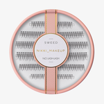 Runde, rosa Schachtel mit der Aufschrift „SWEED No Lash-Lash“, gefüllt mit einzelnen Wimpernbüscheln.