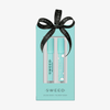Eine türkisfarbene SWEED-Schachtel mit dem Power Duo: 3 ml Wimpernserum und Augenbrauenserum, verziert mit einer schwarzen SWEED-Schleife.