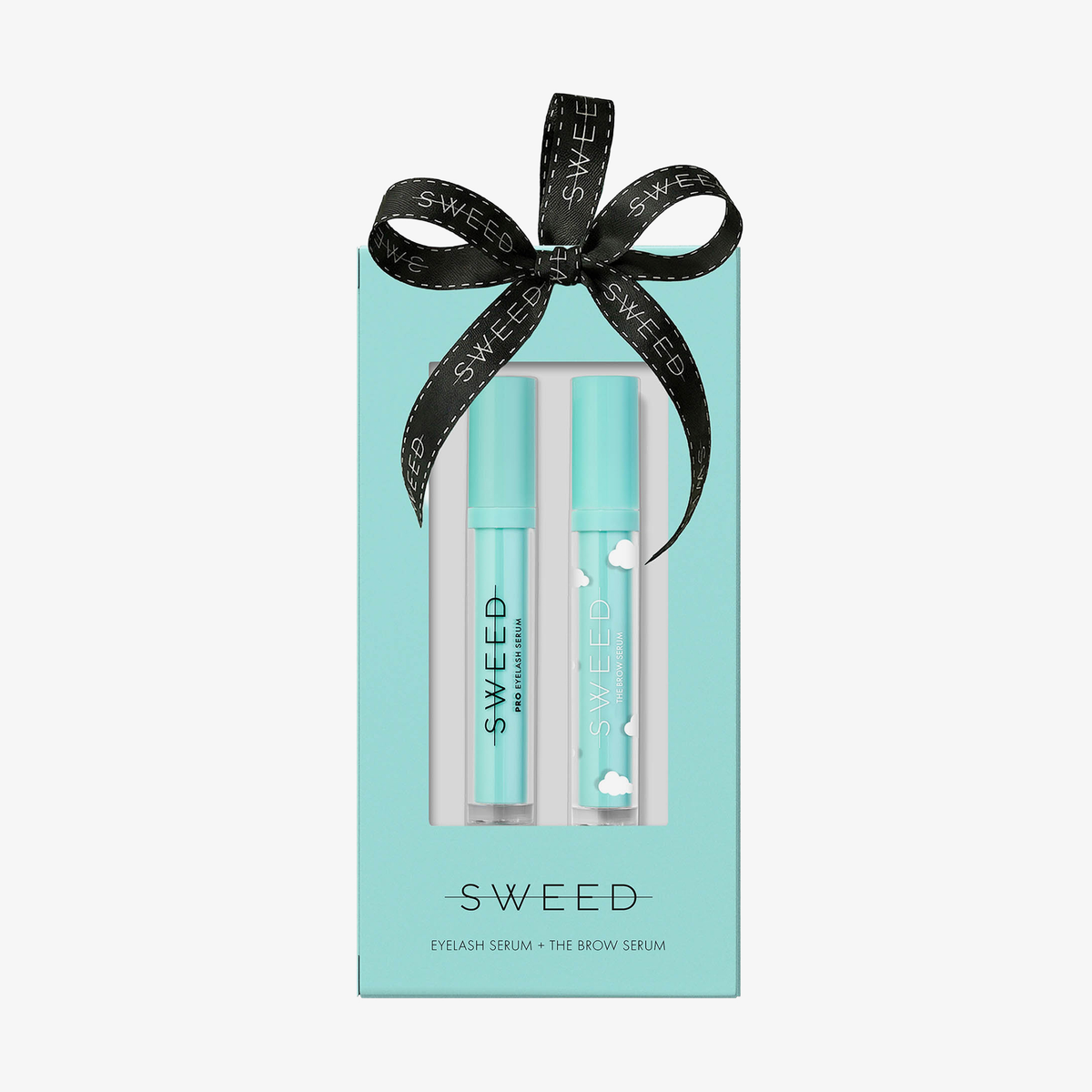 Eine türkisfarbene SWEED-Schachtel mit dem Power Duo: 3 ml Wimpernserum und Augenbrauenserum, verziert mit einer schwarzen SWEED-Schleife.