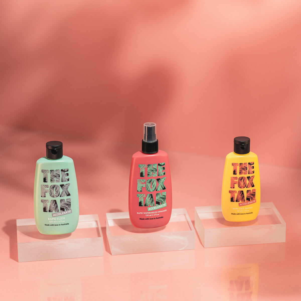 Das auf transparenten Ständern präsentierte Perfect Summer Glow Trio auf rosa Hintergrund.
