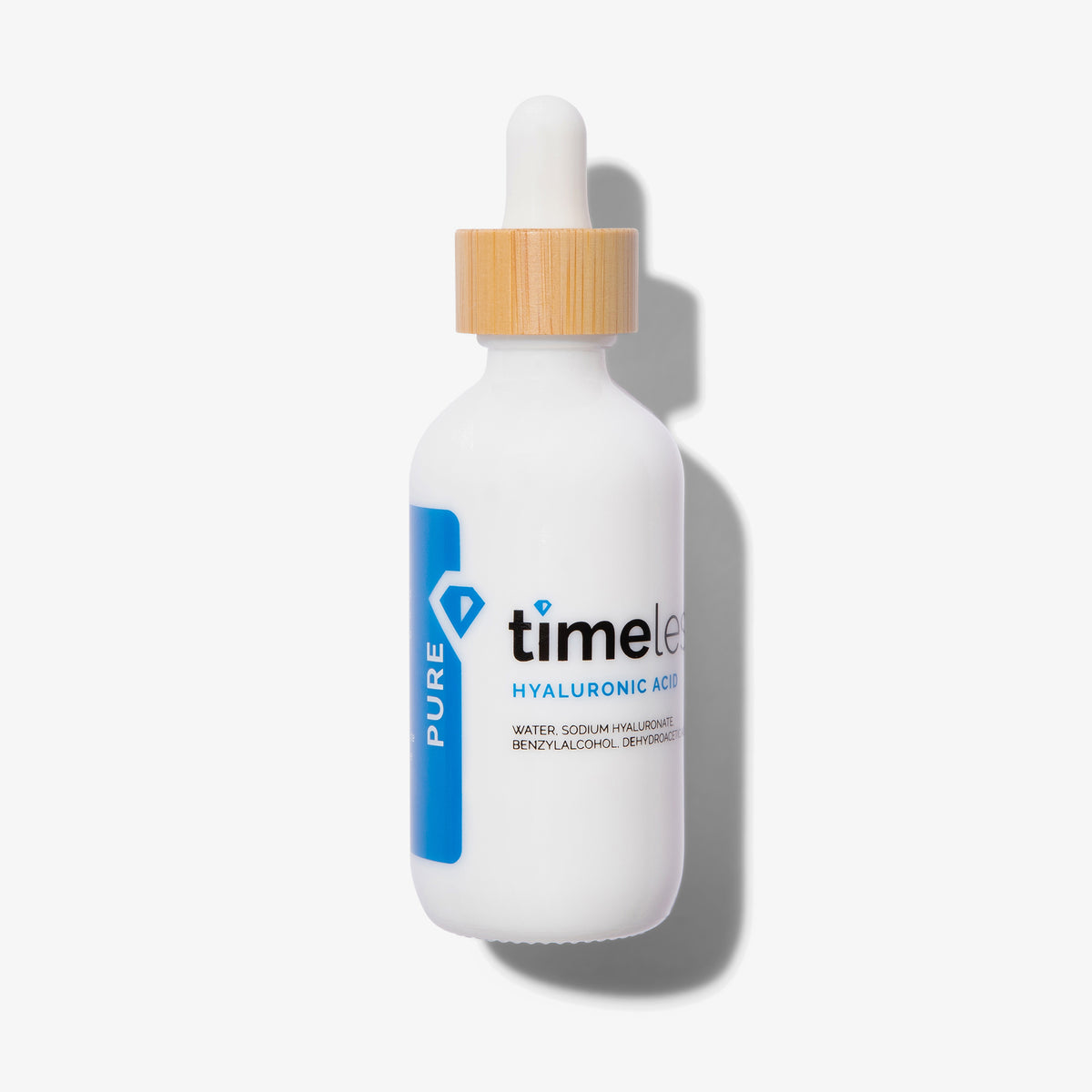 Eine weiße Flasche mit 100 % Hyaluronsäure-Serum von Timeless Skincare mit Holzdeckel und Pipette vor weißem Hintergrund. 60 ml.