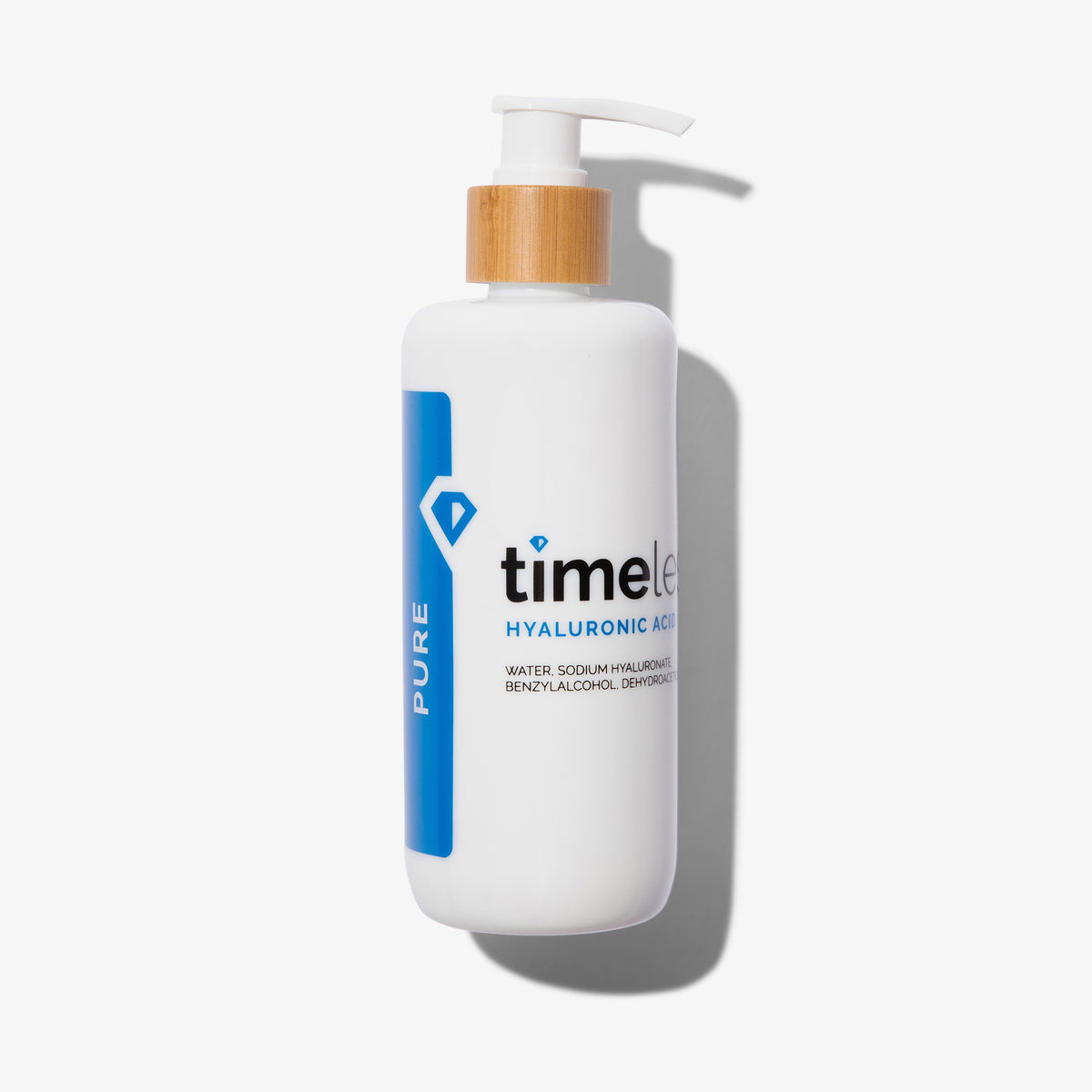 Eine weiße Flasche mit 100 % Hyaluronsäure-Serum von Timeless Skincare mit Holzdeckel und Pipette vor weißem Hintergrund. 240 ml.