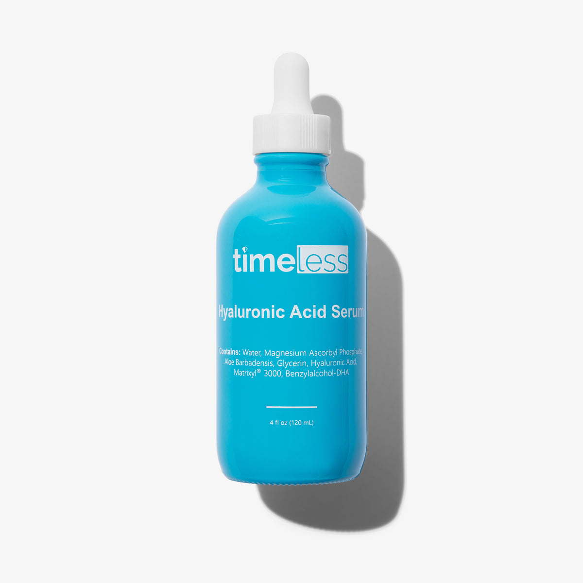 Blaue Pipettenflasche Hyaluronsäure-Vitamin-C-Serum in 120 ml auf weißem Hintergrund.