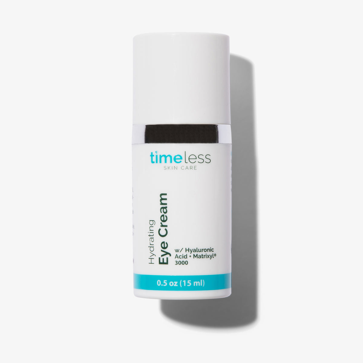 Eine weiße Flasche mit 15 ml feuchtigkeitsspendender Augencreme mit Hyaluronsäure und Matrikyl 3000 von Timeless Skin Care.