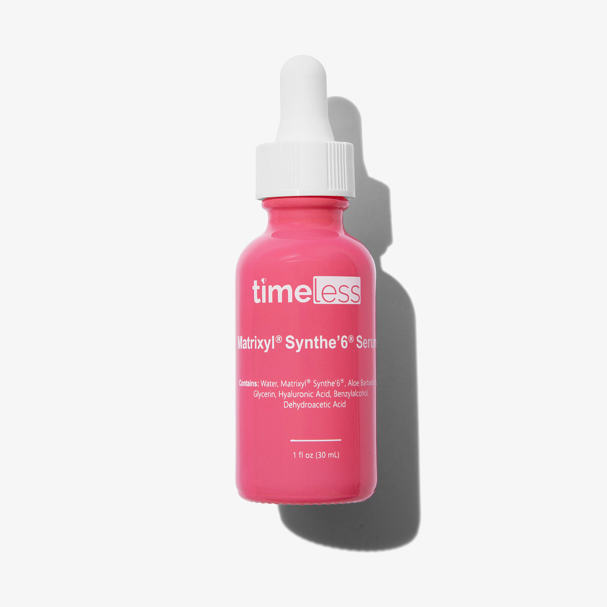 Eine leuchtend rosa Tropfflasche mit 30 ml Matrixyl Synthe’6 Serum steht vor einem weißen Hintergrund.