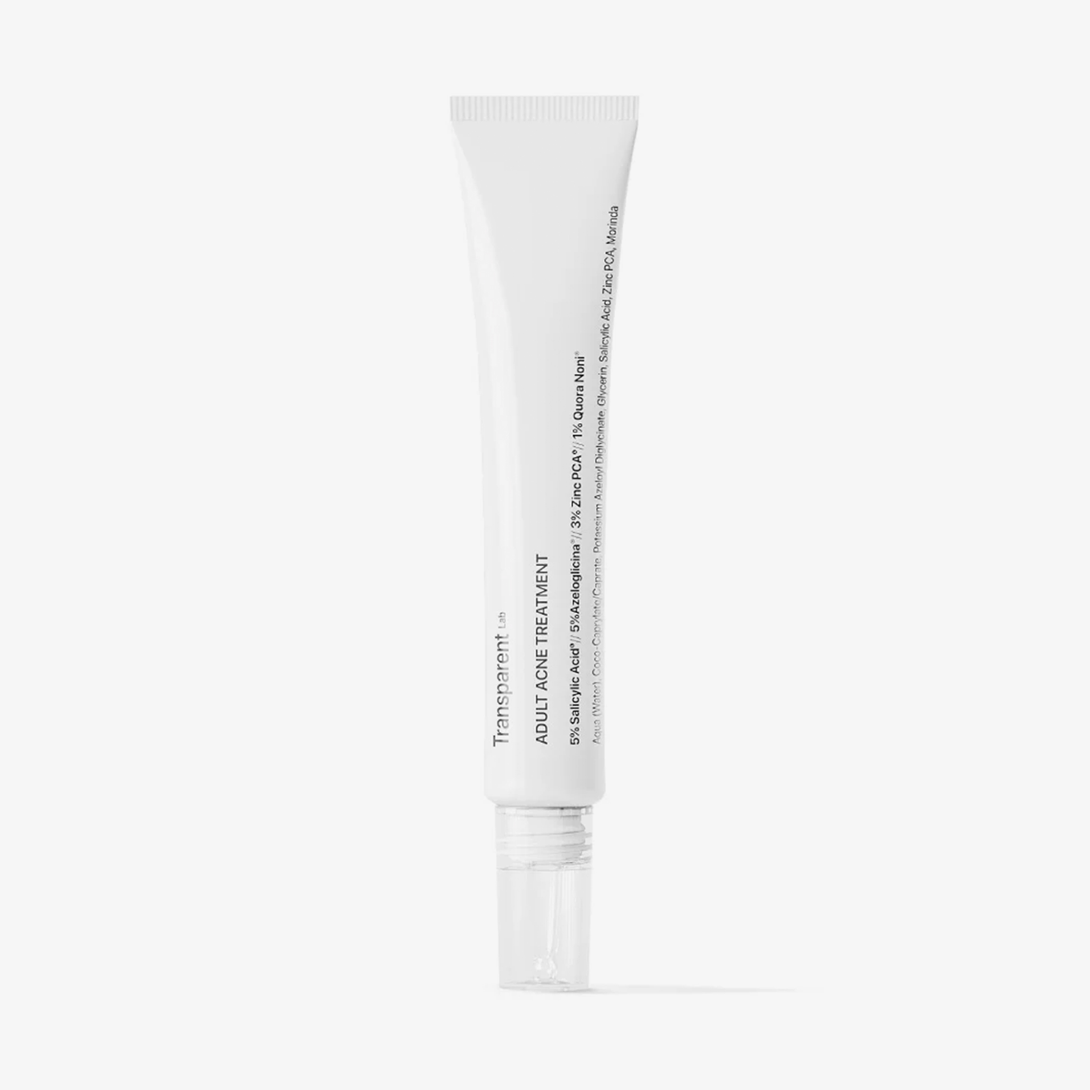 Eine weiße Tube Adult Acne Treatment  steht auf einem schlichten weißen Hintergrund und wirft einen leichten Schatten.