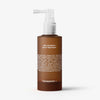 Eine braune Flasche Anti Dandruff Scalp Treatment von Transparent Lab mit weißer Pumpe und Angabe der Inhaltsstoffe.