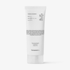 Eine weiße Tube „Transparent Lab Invisible Sunscreen SPF50+“ steht aufrecht auf einem weißen Hintergrund.