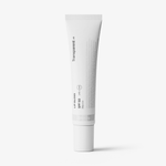 Der Lipgloss SPF50 steht aufrecht in einer weißen Tube auf weißem Untergrund, ist transparent und bietet LSF 50-Schutz.