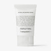 Eine weiße Tubeder Retinal Age Reverse Cream von Transparent Lab; Angaben der Inhaltsstoffe auf der Vorderseite.