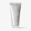 Eine silberne Tube Rose Calming Cleanser pH 5,5 auf weißem Hintergrund. 