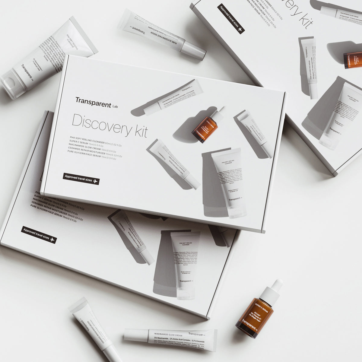 Das Transparent Lab Discovery Kit mit einer Auswahl an Flaschen und Röhrchen wird auf einem weißen Hintergrund angezeigt.