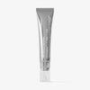 Silberne Tube „Volume Hydrating Lip-Plumping Treatment“ mit weißem Text auf weißem Hintergrund.