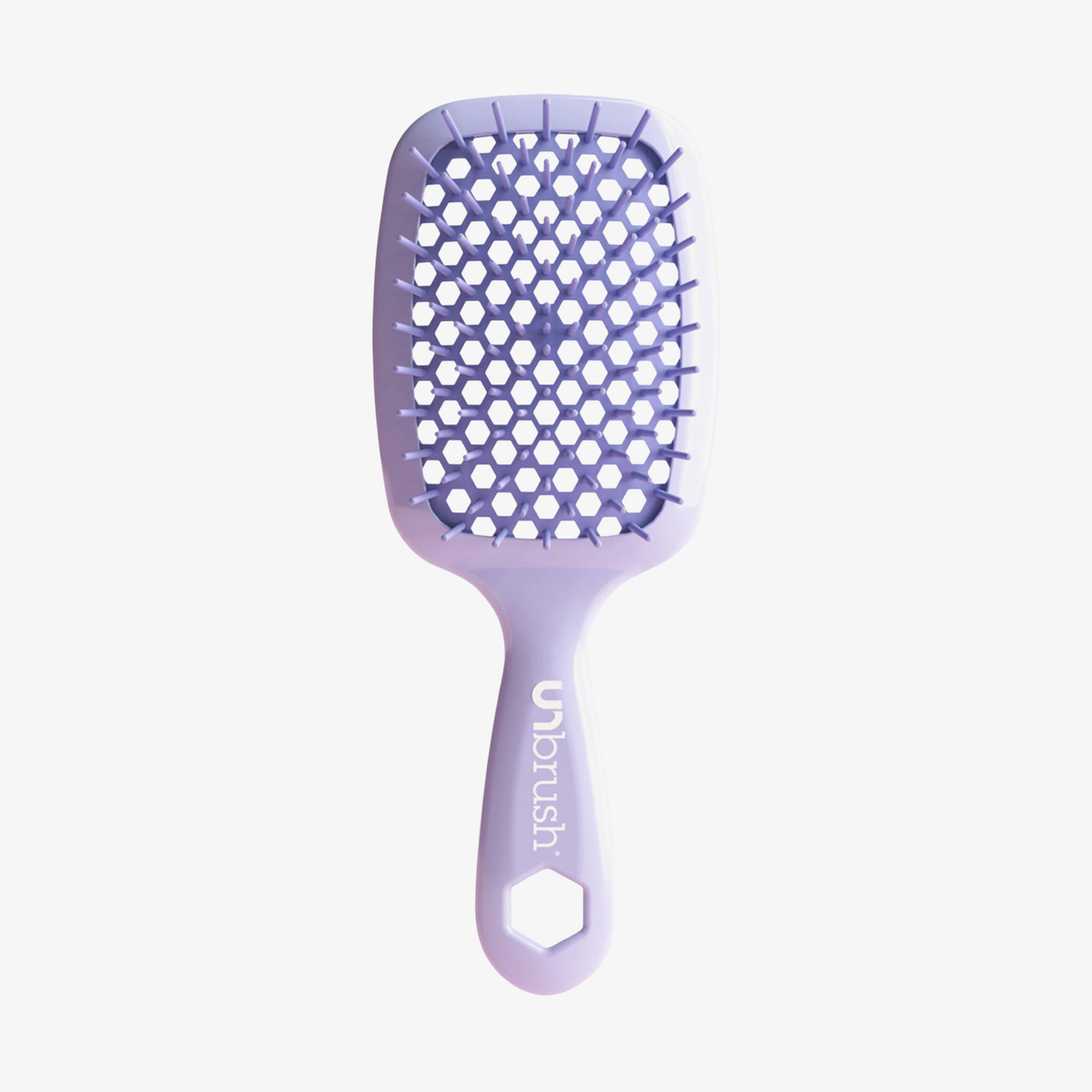 Die Detangeling Hair Brush „Lavender“ von UNbrush verfügt über einen belüfteten Bürstenkopf in Wabenform und einen Griff mit Markenlogo.