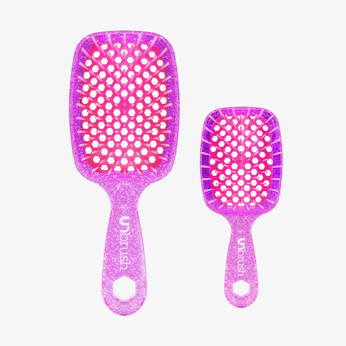 Das UNbrush Glitter Duo Set Rose Quartz Pink enthält eine große und eine kleine Haarbürste in Lila und Rosa, jeweils mit dem Schriftzug UNbrush auf dem Griff.