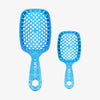 Das UNbrush Glitter Duo Set Sapphiere Blue besteht aus zwei blauen, glitzernden Haarbürsten in verschiedenen Größen mit belüfteten Paddel-Designs auf weißem Hintergrund.