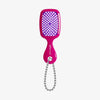 UNbrush® Super Mini Keychain in Pink Burst: Pinker Bürstenkörper mit lila Borstenkissen, silberne Kugelkette zum Befestigen.