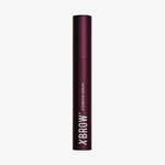 Eine kastanienbraune Tube mit der Aufschrift „Xbrow Eyebrow Serum“ von XLASH auf weißem Hintergrund.
