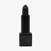 Der „Conjuring Matte Lipstick“ von Lethal Cosmetics steht aufrecht in einer schwarz marmorierten Hülse vor einem weißen Hintergrund.
